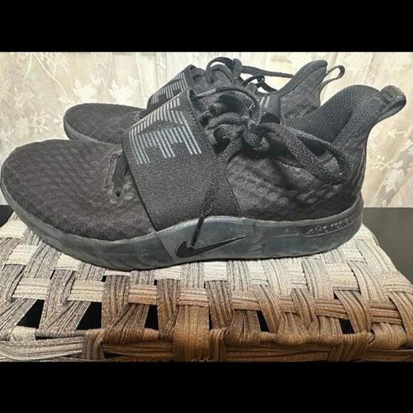 Nike Black Athletic Shoes - Comfortable and Stylish - Picture 2 of 5